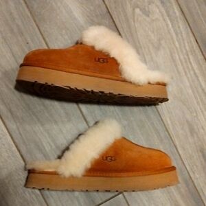 These are like brand new Uggs brown and beige size 10